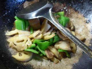 尖椒五花肉炒莲藕的做法步骤:12