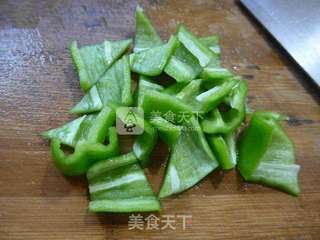 尖椒五花肉炒莲藕的做法步骤:2