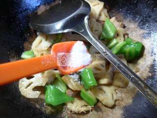 尖椒五花肉炒莲藕的做法步骤:11