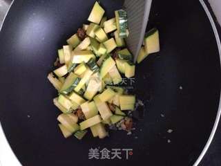 蒜香核桃南瓜炒饭的做法步骤:6