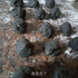 一口一个圆嘟嘟白胖子———芝麻馅糯米糍的做法步骤:4
