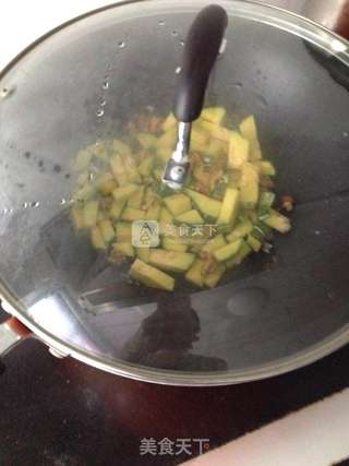 蒜香核桃南瓜炒饭的做法步骤:7