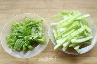 辣椒炒西瓜皮的做法步骤:3
