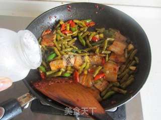 酸豆角回锅肉的做法步骤:9