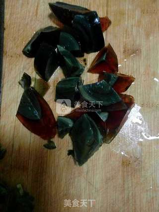 超级简单的松花蛋拌豆腐的做法步骤:2