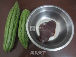 苦瓜炒猪肝的做法步骤：1