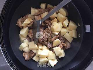 土豆炖鸡肉的做法步骤:12