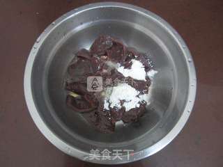 苦瓜炒猪肝的做法步骤:2