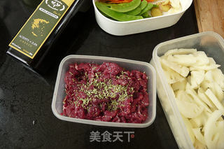 荷塘三色炒牛肉的做法步骤:2
