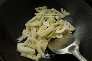 荷塘三色炒牛肉的做法步骤:5