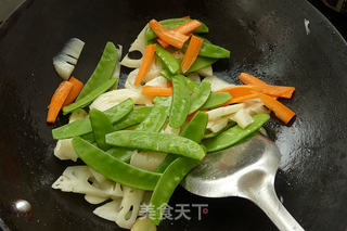荷塘三色炒牛肉的做法步骤:7