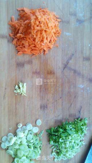胡萝卜芹菜猪肉水饺的做法步骤:2