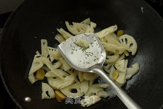 荷塘三色炒牛肉的做法步骤:6