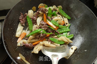 荷塘三色炒牛肉的做法步骤:9