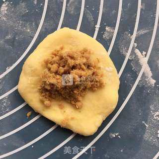 小熊挤挤肉松包的做法步骤:4