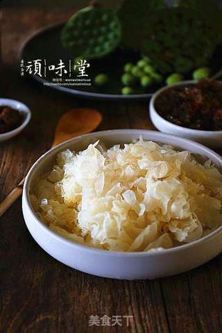 桃胶银耳炖莲子的做法步骤:3