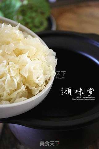 桃胶银耳炖莲子的做法步骤:4