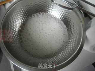 蔓越莓戚风蛋糕卷的做法步骤:7