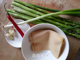 芦笋豆皮的做法步骤：1
