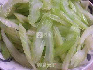 西芹香干的做法步骤:3