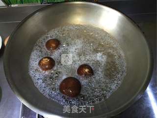 香菇板栗鸡腿煲的做法步骤:5