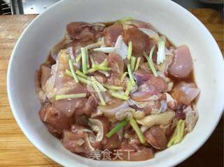 香菇板栗鸡腿煲的做法步骤:7