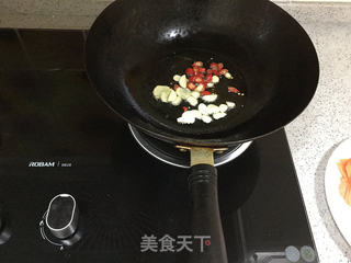 五彩腊味荷兰豆的做法步骤:2