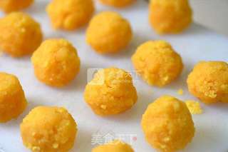 德普烤箱食谱—半岛奶黄月饼 的做法步骤:5