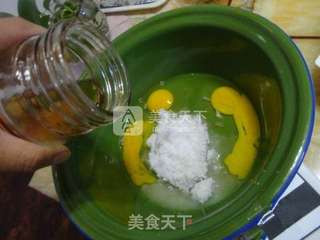 适合宝宝吃的低糖少油蜂蜜小蛋糕的做法步骤:2