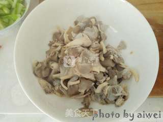 油吃鲜蘑的做法步骤:5