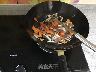 五彩腊味荷兰豆的做法步骤:4