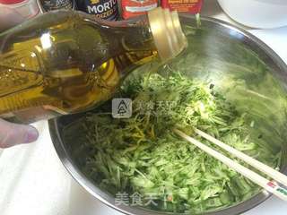 黄瓜虾仁水饺的做法步骤:2