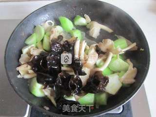 丝瓜蘑菇炒鸡蛋的做法步骤:7