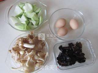 丝瓜蘑菇炒鸡蛋的做法步骤：1