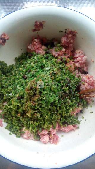 香菇韭苔猪肉水饺的做法步骤：7