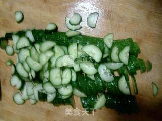 鸡蛋黄瓜炒辣椒的做法步骤:2