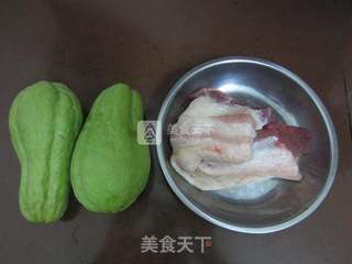佛手瓜炒五花肉的做法步骤：1