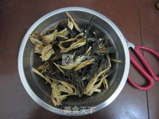 白菜干无花果肉片汤的做法步骤:2