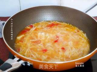 金针菇番茄汤的做法步骤:5