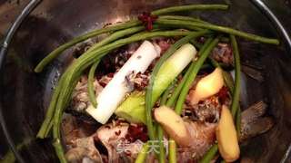 秘制醋炖鲫鱼的做法步骤:6