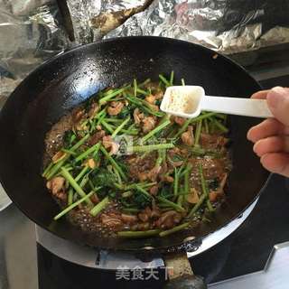 猪脆骨炒香芹的做法步骤：16