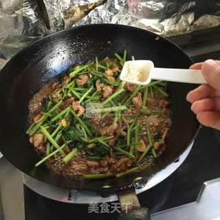 猪脆骨炒香芹的做法步骤：15