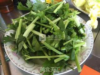 猪脆骨炒香芹的做法步骤：2