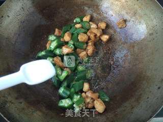 秋葵炒鸡丁的做法步骤:11