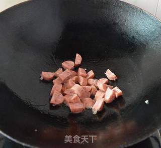 肠仔炒豌豆的做法步骤:4