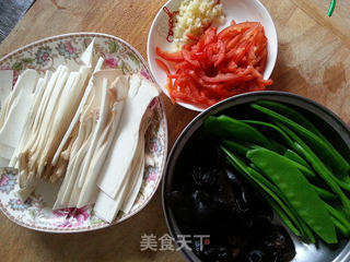杏鲍茹炒荷兰豆的做法步骤:2