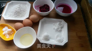火龙果戚风蛋糕的做法步骤:2