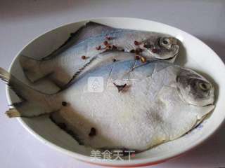 红烧鲳鱼的做法步骤:2
