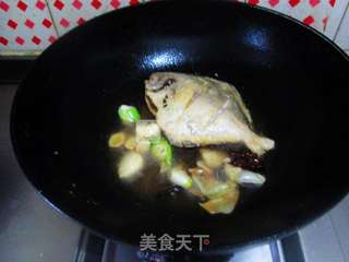 红烧鲳鱼的做法步骤:7