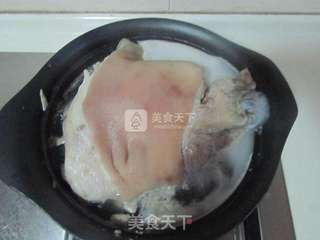 蹄花萝卜汤的做法步骤:2